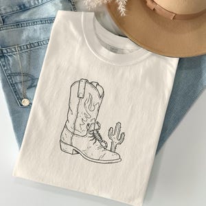 Camiseta minimalista con dibujo de escorpión en una bota - Colores cómodos 1717, tatuaje, diseño minimalista, dibujado a mano