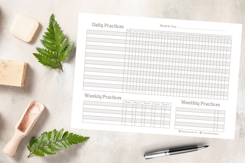 Pu&ograve; includere: Un tracker di abitudini stampabile con sezioni per le pratiche quotidiane, settimanali e mensili. Il tracker ha un layout a griglia con spazi per ogni giorno del mese e righe per elencare le abitudini.