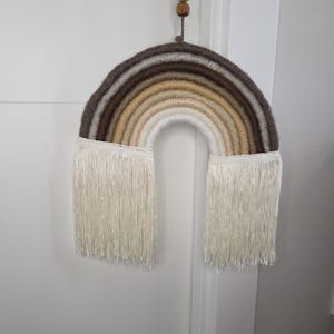 Grand arc-en-ciel en macramé aux couleurs neutres, idéal pour décorer murs et portes. Pièce unique au design original.