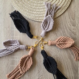 Pequeno pingente de folha, chaveiro em formato de folha, pingente de bolsa em formato de folha. Chaveiros personalizados em formato de folha, feitos à mão.