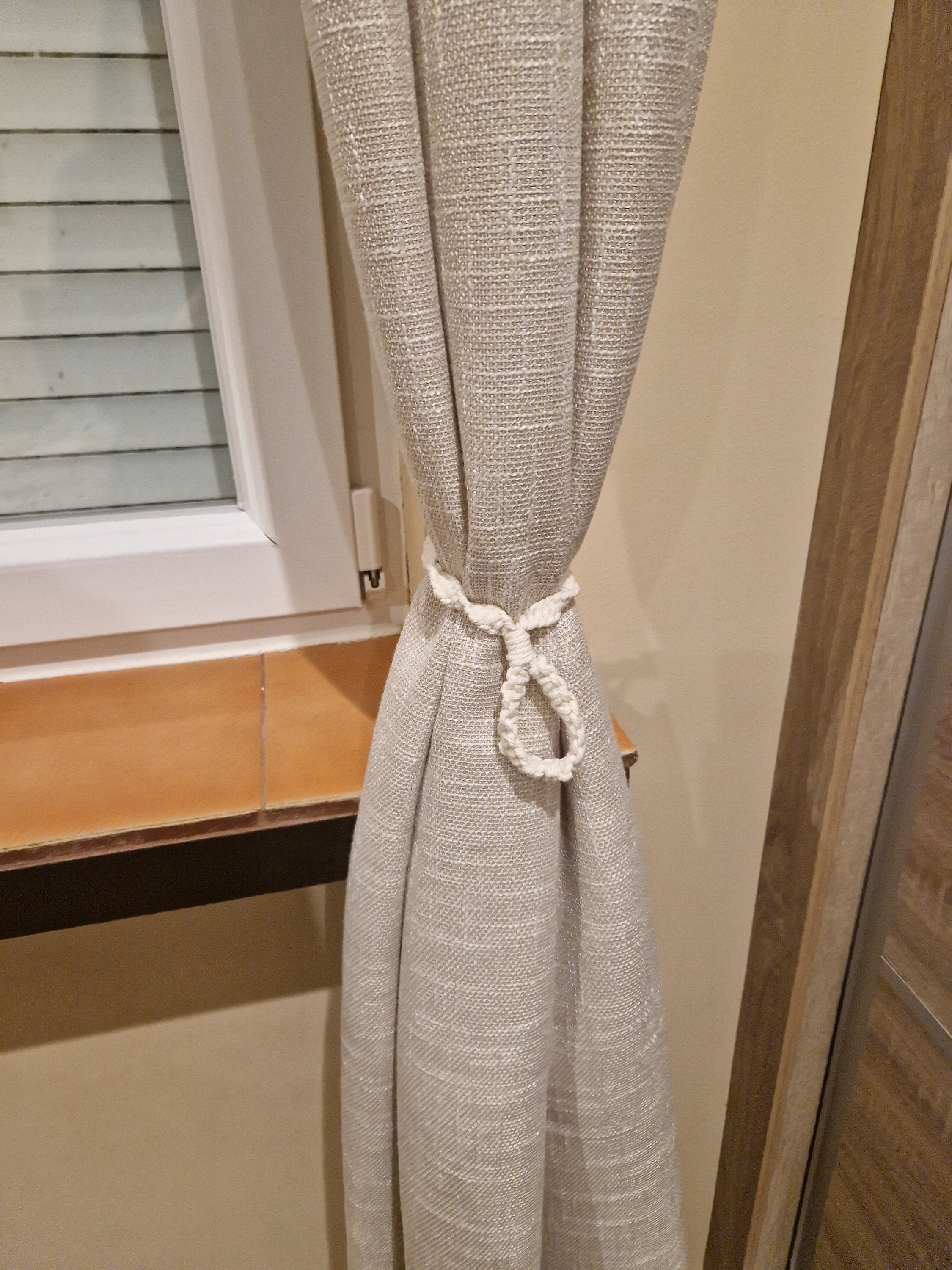Home Queen Abrazaderas de cuero blanco para cortinas que se fijan a la  pared, pequeños soportes para cortinas para exteriores, paquete de 4
