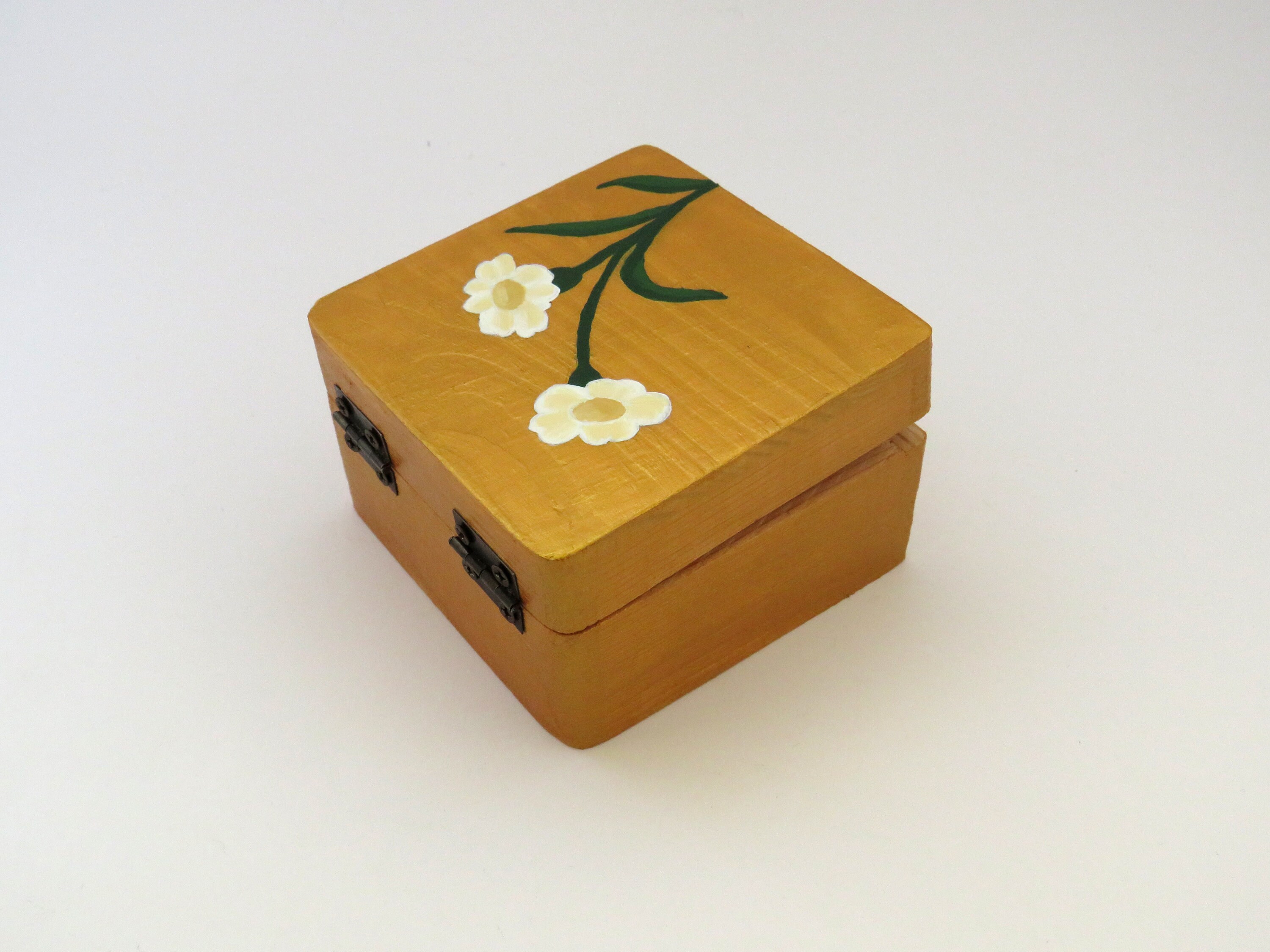 Caja de madera pintada a mano con flores blancas hecha a | Etsy