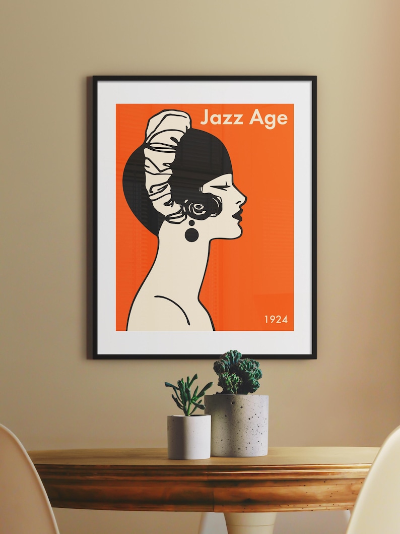 Puede incluir: Una ilustraci&oacute;n en blanco y negro de una mujer con un gran sombrero y un solo pendiente. El fondo es naranja y el texto "Jazz Age 1924" est&aacute; impreso debajo de la ilustraci&oacute;n.