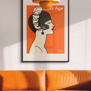 Puede incluir: Un p&oacute;ster enmarcado con una ilustraci&oacute;n en blanco y negro de un perfil de mujer. La mujer lleva un gran tocado decorativo. El p&oacute;ster tiene un fondo naranja y el texto "Jazz Age 1924".