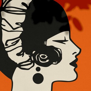 Puede incluir: Una ilustraci&oacute;n en blanco y negro de un rostro de mujer de perfil. Lleva un sombrero con una gran flor en el lateral. El fondo es de color naranja s&oacute;lido.