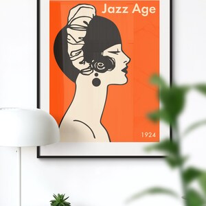 Puede incluir: Una ilustraci&oacute;n en blanco y negro de una mujer con un sombrero cloche y un gran tocado decorativo. El fondo es naranja y el texto "Jazz Age 1924" est&aacute; impreso en blanco.