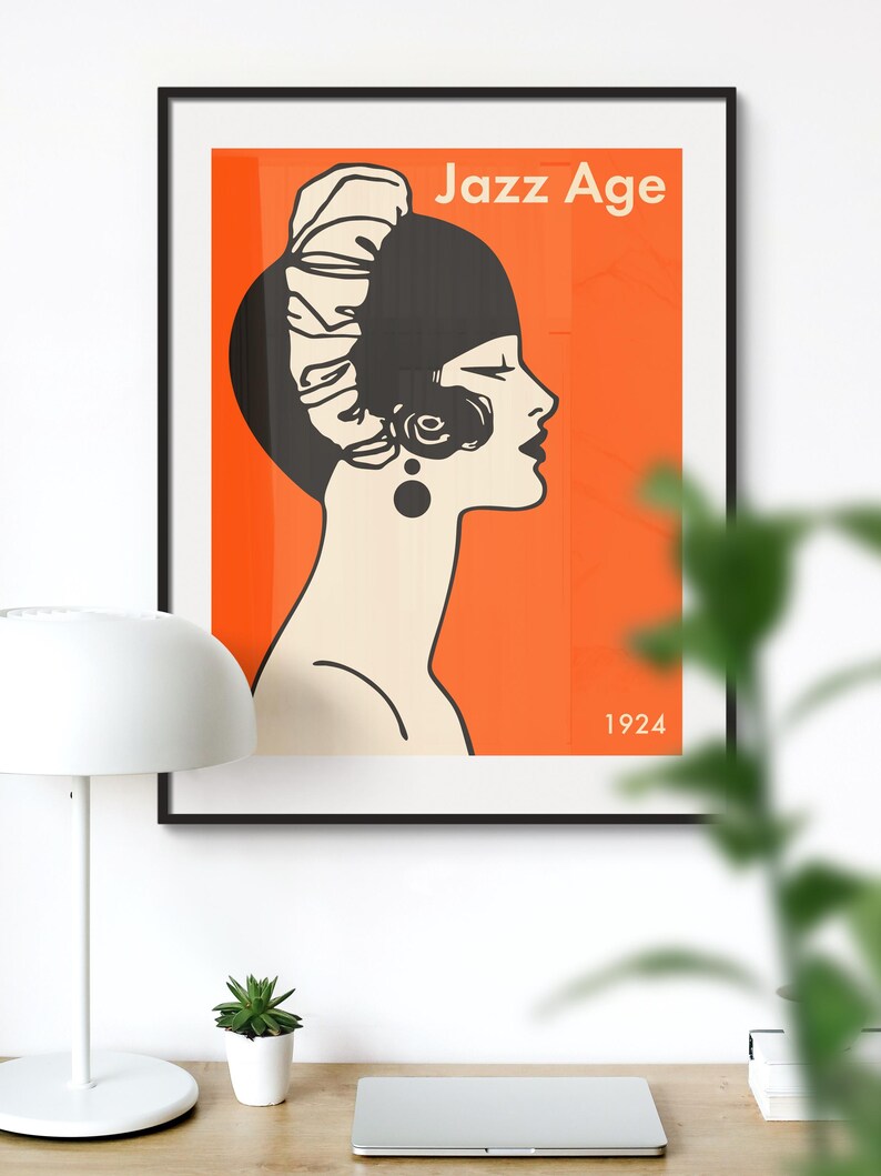 Puede incluir: Una ilustraci&oacute;n en blanco y negro de una mujer con un sombrero cloche y un gran tocado decorativo. El fondo es naranja y el texto "Jazz Age 1924" est&aacute; impreso en blanco.