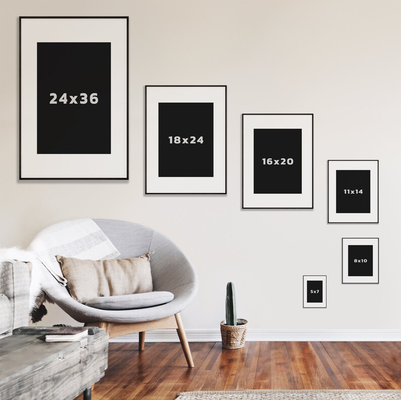 Puede incluir: Una pared blanca con seis marcos de fotos negros de diferentes tama&ntilde;os. Los marcos est&aacute;n vac&iacute;os y tienen paspart&uacute;s blancos. Los marcos est&aacute;n etiquetados con sus dimensiones en pulgadas: 24x36, 18x24, 16x20, 11x14, 8x10 y 5x7.
