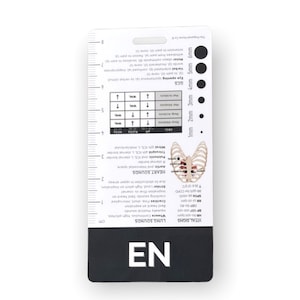Peut inclure: Une carte de référence médicale blanche et noire avec des signes vitaux, des sons pulmonaires et des échelles de GCS. Elle comprend une règle sur le côté avec des mesures en millimètres et en centimètres. La carte porte les lettres "EN" en bas.