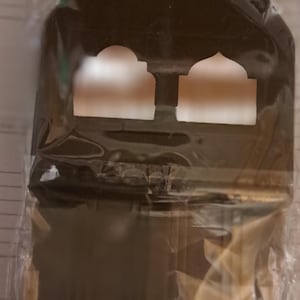 Könnte beinhalten: Eine schwarze, gestanzte Karte mit zwei weißen, bogenförmigen Fensterformen. Die Karte ist in klarem Kunststoff verpackt. Die Formen ähneln einer Moschee oder Kirche. Die Karte wird wahrscheinlich für Bastelarbeiten oder Dekorationen verwendet.