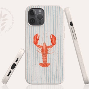 Pode incluir: Capa branca para iPhone com uma ilustração de lagosta vermelha sobre um fundo listrado azul. Feita de materiais biodegradáveis de origem vegetal. A imagem mostra a capa de vários ângulos.