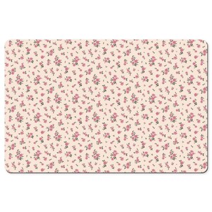 K&ouml;nnte beinhalten: Ein cremefarbener Platzdeckchen mit einem sich wiederholenden Muster aus kleinen rosa Rosen.