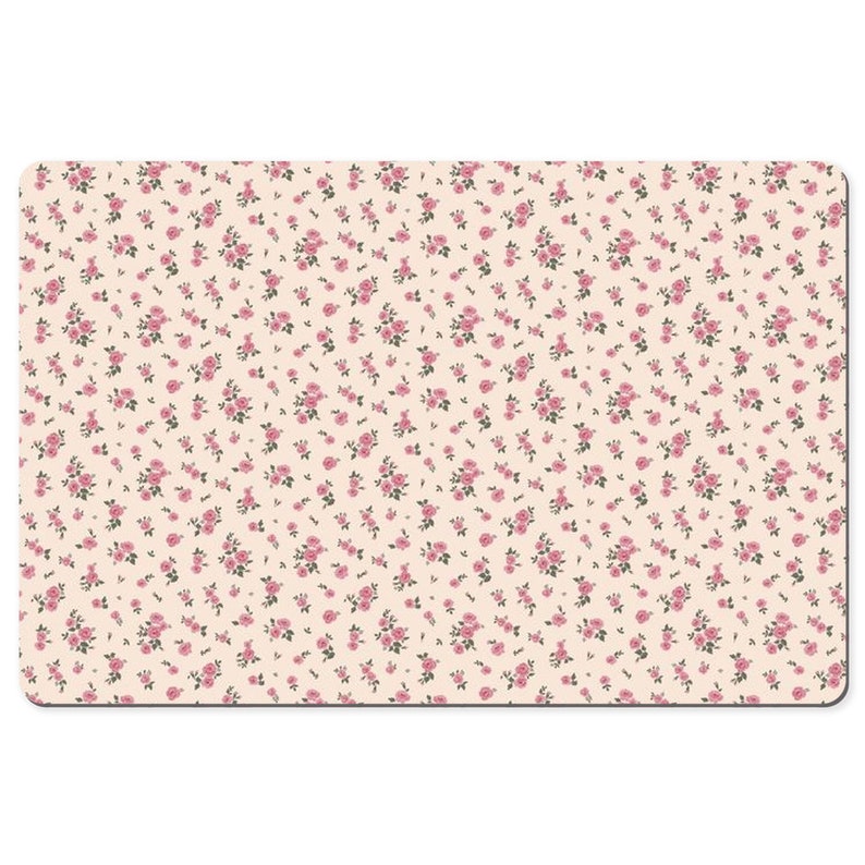 K&ouml;nnte beinhalten: Ein cremefarbener Platzdeckchen mit einem sich wiederholenden Muster aus kleinen rosa Rosen.
