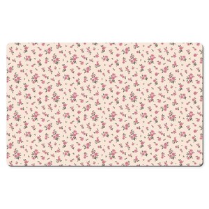 K&ouml;nnte beinhalten: Ein cremefarbener Hintergrund mit einem sich wiederholenden Muster aus kleinen rosa Rosen.