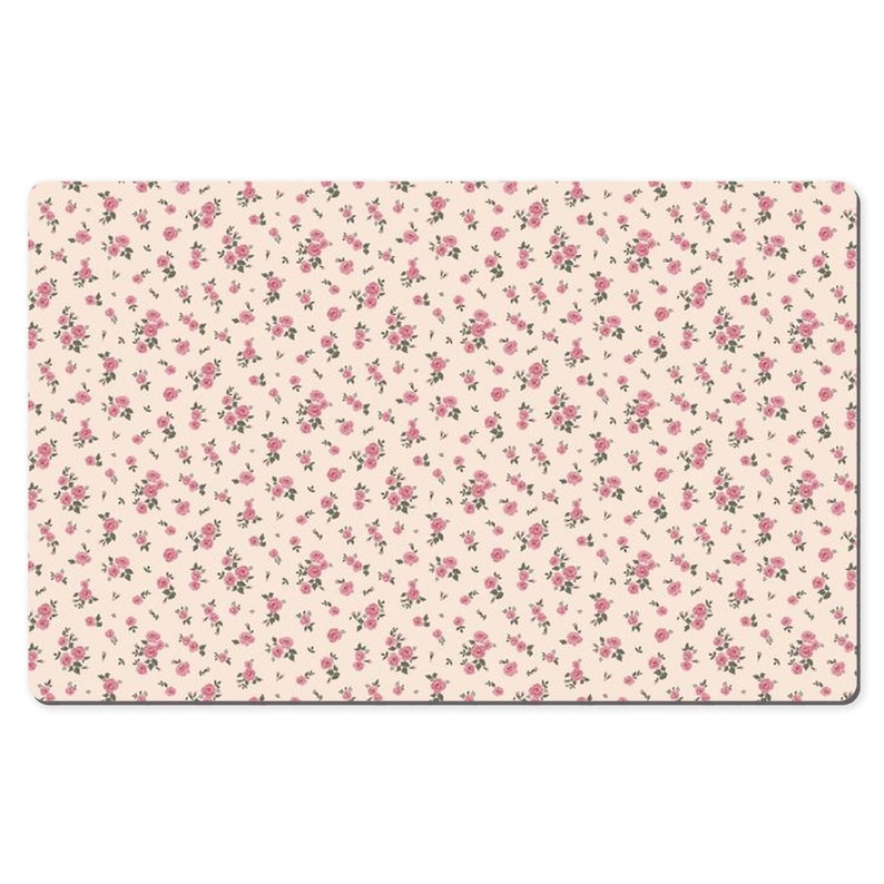 K&ouml;nnte beinhalten: Ein cremefarbener Hintergrund mit einem sich wiederholenden Muster aus kleinen rosa Rosen.