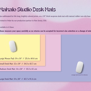 K&ouml;nnte beinhalten: Vier verschiedene Gr&ouml;&szlig;en von Schreibtischmatten mit einer Maus als Referenz. Die Matten sind in Gelb, Orange, Rosa und Lila erh&auml;ltlich. Die Matten bestehen aus Neopren und haben eine rutschfeste Gummibasis. Gro&szlig;e Mausmatte: 10 x 16 Zoll // 25,4 x 40,6 cm. Kleine Schreibtischmatte: 12 x 18 Zoll // 30,5 x 45,7 cm. Mittlere Schreibtischmatte: 14 x 24 Zoll // 35,5 x 61 cm. Gro&szlig;e Schreibtischmatte: 18 x 36 Zoll // 45,7 x 91,4 cm.