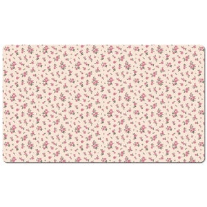 K&ouml;nnte beinhalten: Ein cremefarbener Hintergrund mit einem sich wiederholenden Muster aus kleinen rosa Rosen.