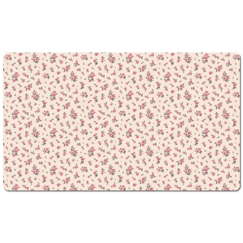 K&ouml;nnte beinhalten: Ein cremefarbener Hintergrund mit einem sich wiederholenden Muster aus kleinen rosa Rosen.