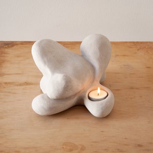 Sculptural tea light holder made of concrete. Modernist art object for home decor. Unique collectible table top center piece for interior. imagen 5