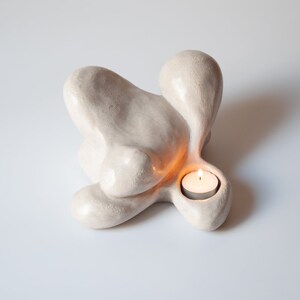 Sculptural tea light holder made of concrete. Modernist art object for home decor. Unique collectible table top center piece for interior. imagen 7