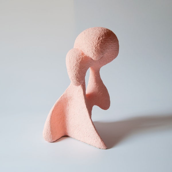 Sculpture moderne abstraite. Sculpture d'art contemporaine en papier mâché de forme organique en rose clair.