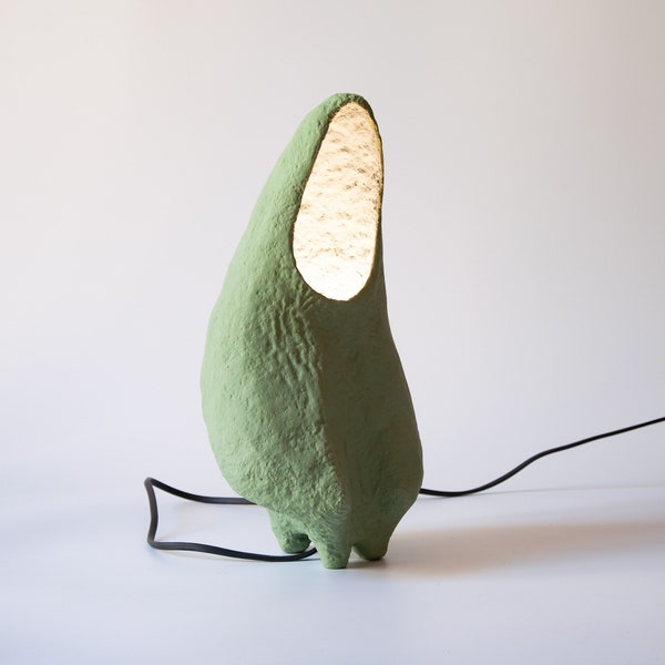 Lumière ambiante industrielle. Lampe de table écologique. Lumière ambiante en papier vert mâché pour la décoration intérieure. Lampe en papier mâché durable.