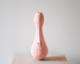 Vase de décoration contemporaine en papier mâché. Fabriqué à la main à partir de déchets de papier recyclés – unique en son genre. Objet design unique pour la décoration intérieure.