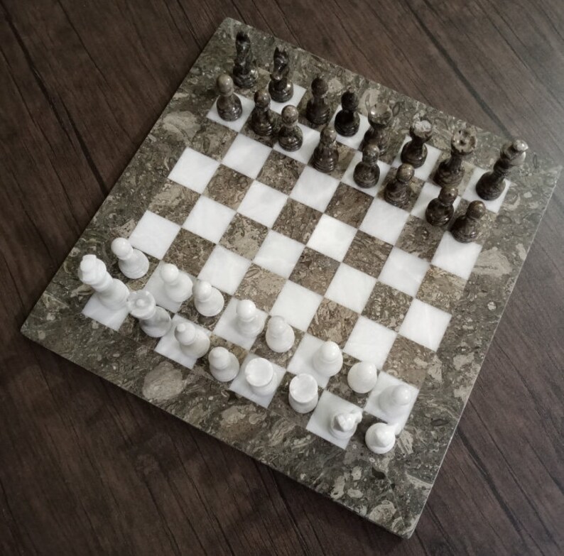 un jeu d'échecs en marbre une pièce rare à découvrir