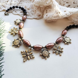Collar ucraniano Zgarda: cuentas de vidrio dorado y cruces de latón, joyería étnica artesanal, regalo de herencia de los Cárpatos para ella.
