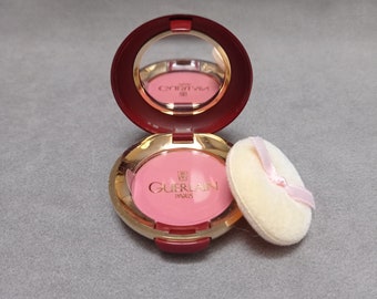 Colorete en polvo de maquillaje vintage de Guerlain.