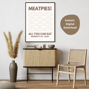 K&ouml;nnte beinhalten: Ein druckbarer Poster mit braunem Hintergrund und wei&szlig;em Text, der "MEAT PIES! ALL YOU CAN EAT MONDAY'S 14-16:00" lautet. Das Poster zeigt eine Grafik von 12 Fleischpasteten.