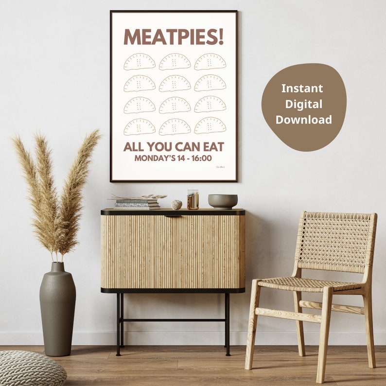 K&ouml;nnte beinhalten: Ein druckbarer Poster mit braunem Hintergrund und wei&szlig;em Text, der "MEAT PIES! ALL YOU CAN EAT MONDAY'S 14-16:00" lautet. Das Poster zeigt eine Grafik von 12 Fleischpasteten.