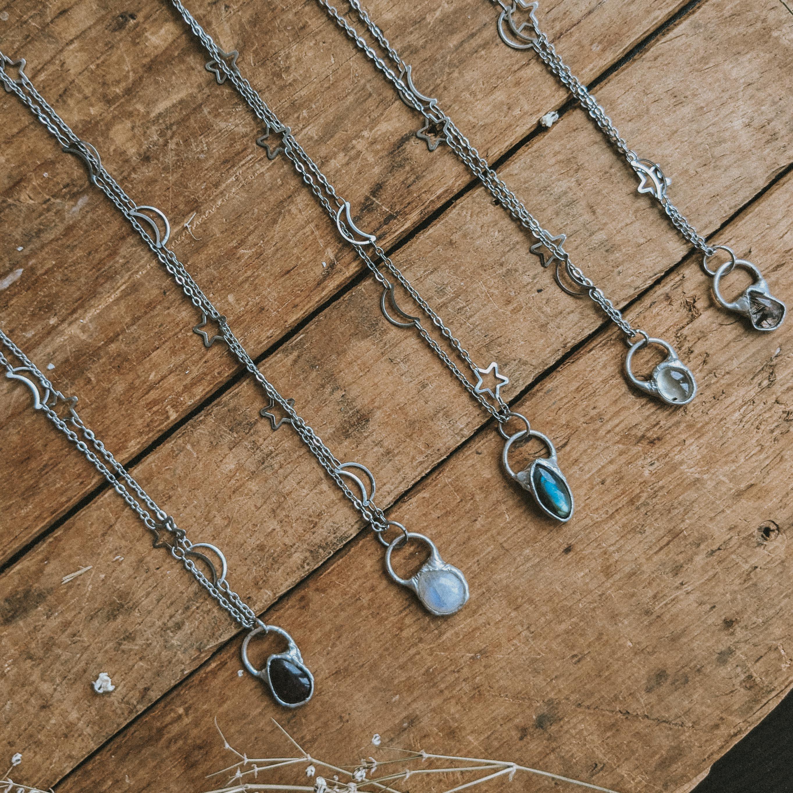 ラブラドライトの星と月のネックレス、ファンタジージュエリー