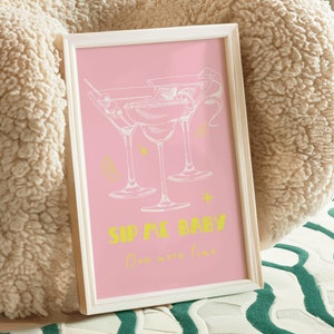 pastel rosa und gelbes Cocktail Poster mit Spruch 'Sip me baby one more time'/ witziges flippiges Wand Kunst Zitat/ Typografie Plakat/ Hausbar Deko