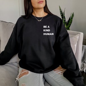 Wees een vriendelijk menselijk shirt, wees vriendelijk shirt, wees een vriendelijk menselijk sweatshirt, wees vriendelijk T-shirt, schattig leraar shirt, kies vriendelijk sweatshirt, opname T-shirt