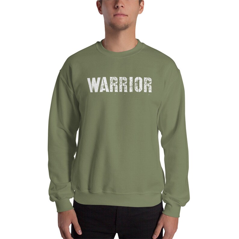 Puede incluir: Una sudadera verde con la palabra "WARRIOR" impresa en blanco en la parte delantera.