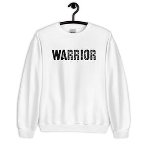 Puede incluir: Sudadera blanca con un gr&aacute;fico negro desgastado que dice "WARRIOR".