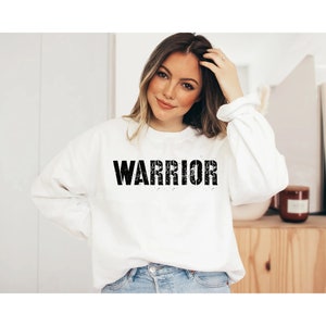 Puede incluir: Sudadera blanca con la palabra "WARRIOR" impresa en negro en la parte delantera.
