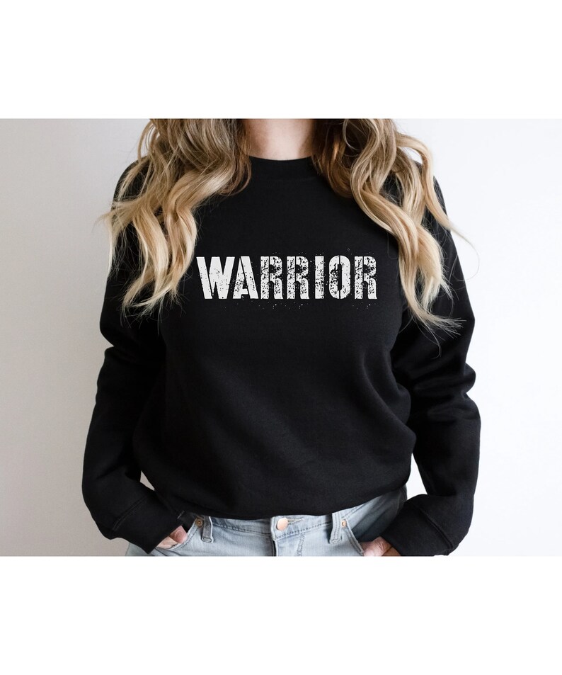 Puede incluir: Sudadera negra con la palabra "WARRIOR" impresa en blanco en la parte delantera.