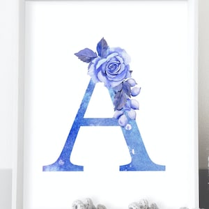 Rosa floral azul inicial personalizada, regalo personalizado, arte inicial de la pared, impresión de letras de la guardería azul, signo de monograma, decoración de la pared de la guardería