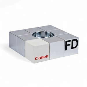 Vintage Canon FD Lens Display Stand – Acrylic support to securely showcase classic lenses. Ideal for display, decor, or photography setup