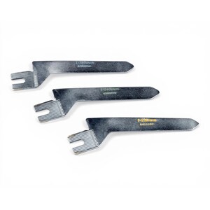 Puede incluir: Tres herramientas metálicas con un extremo bifurcado y una punta. Cada herramienta tiene texto que indica una medida en milímetros. Las herramientas están dispuestas en diagonal sobre un fondo blanco.