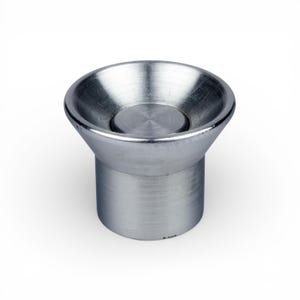 Puede incluir: Un objeto metálico plateado brillante con una parte superior acampanada en forma de cuenco y una base cilíndrica. El objeto tiene una superficie lisa y reflectante, probablemente de acero inoxidable. El diseño es simple y moderno, adecuado para diversos usos.