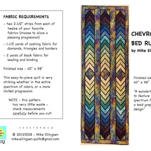 Może przedstawiać: Wzór patchworku Chevron Bed Runner autorstwa Mike'a Ellingsena. Wzór zawiera kolorowy wzór w chevron o wymiarach 40 cali na 98 cali. Wzór jest łatwy do złożenia i wykorzystuje różne tkaniny.