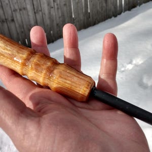 Fatwood ferrohengel. ferroceriumstaaf van 4 x 3/8 inch met een handvat van vethout van 6 inch. Totaal 9 1/2 inch lang. Weegt 5,1 gram.