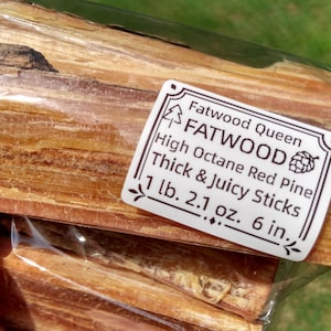 Palitos de madera de pino para hacer fuego o artesanías con madera. Madera de pino rojo de alto octanaje, recién extraída de los bosques del suroeste de Michigan.