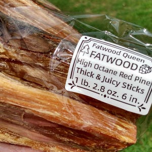 Palitos de madera de pino para hacer fuego o artesanías con madera. Madera de pino rojo de alto octanaje, recién extraída de los bosques del suroeste de Michigan.