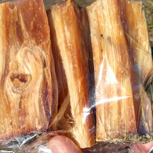 Palitos de madera de pino para hacer fuego o artesanías con madera. Madera de pino rojo de alto octanaje, recién extraída de los bosques del suroeste de Michigan.