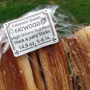 Palitos de madera de pino para hacer fuego o artesanías con madera. Madera de pino rojo de alto octanaje, recién extraída de los bosques del suroeste de Michigan.