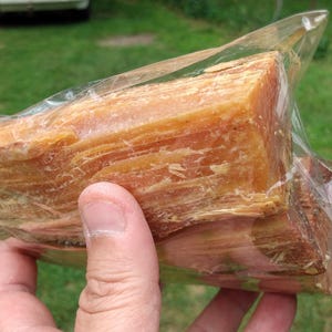 Palitos de madera de pino para hacer fuego o artesanías con madera. Madera de pino rojo de alto octanaje, recién extraída de los bosques del suroeste de Michigan.